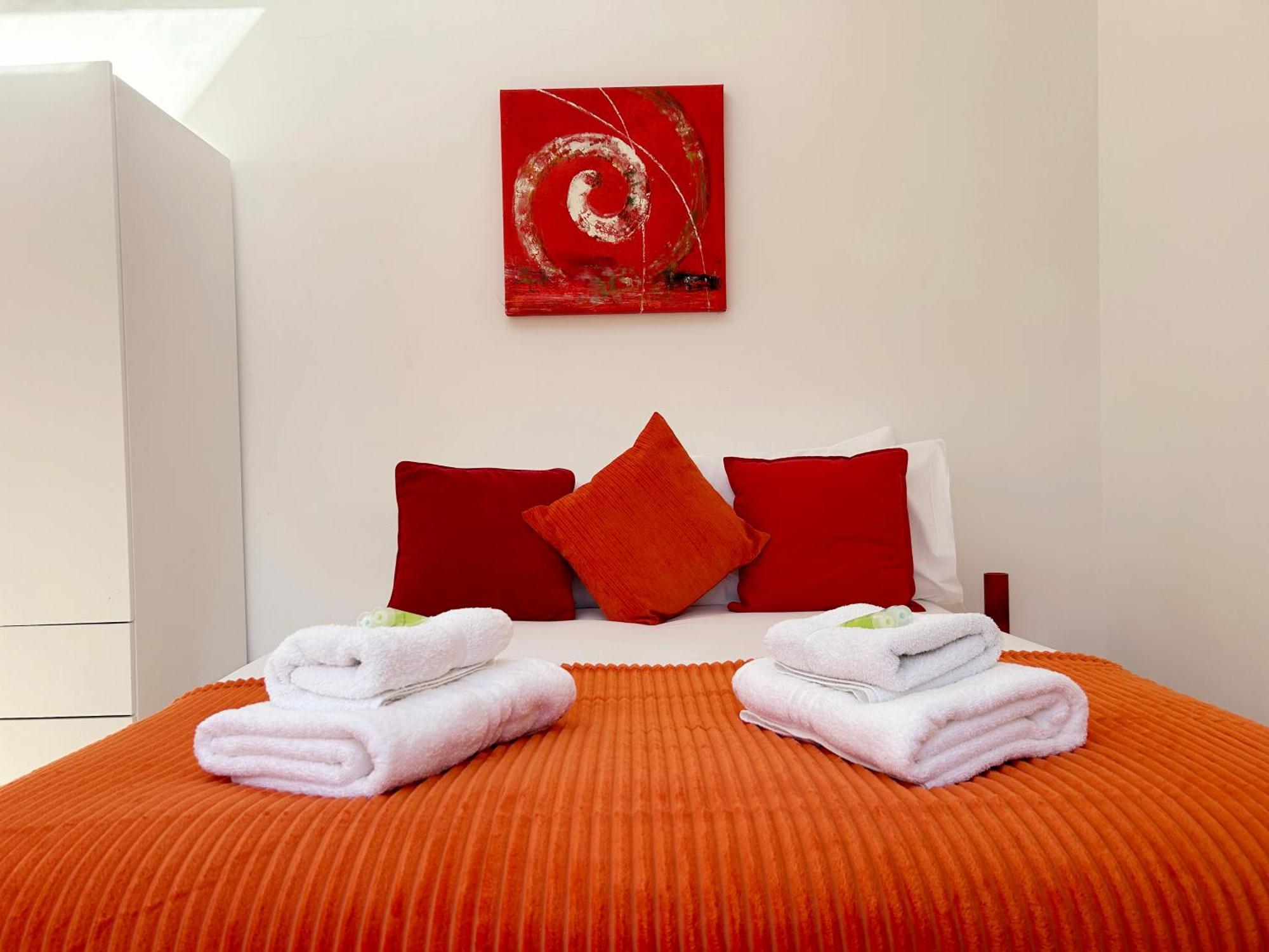 Stylish 1 Bedroom Flat With Parking In