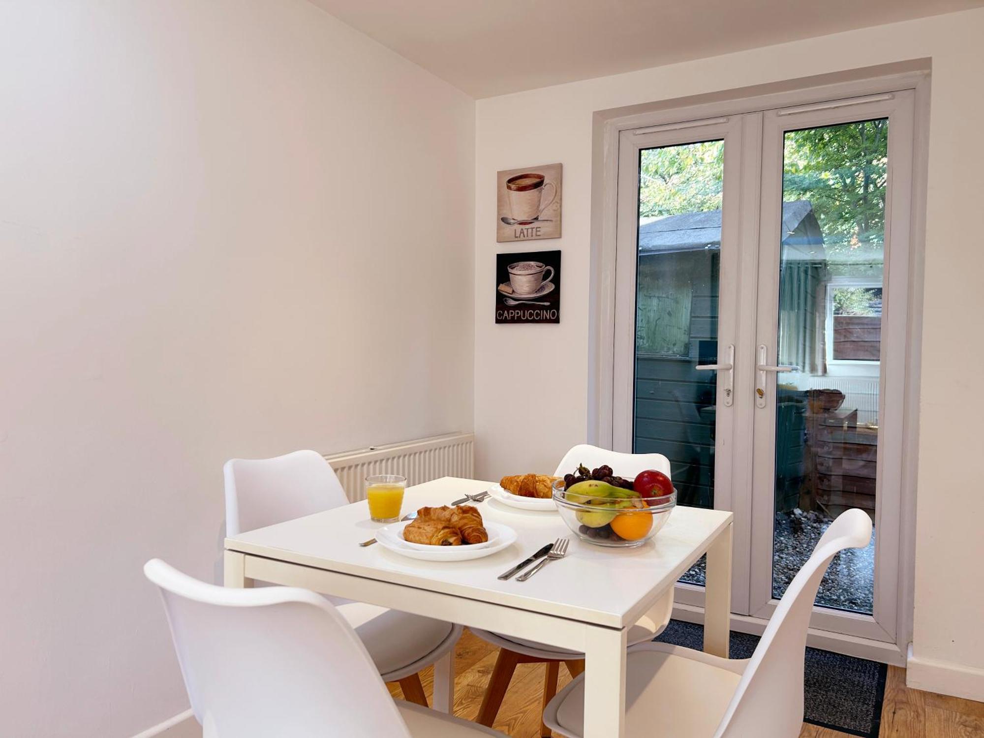 Stylish 1 Bedroom Flat With Parking In