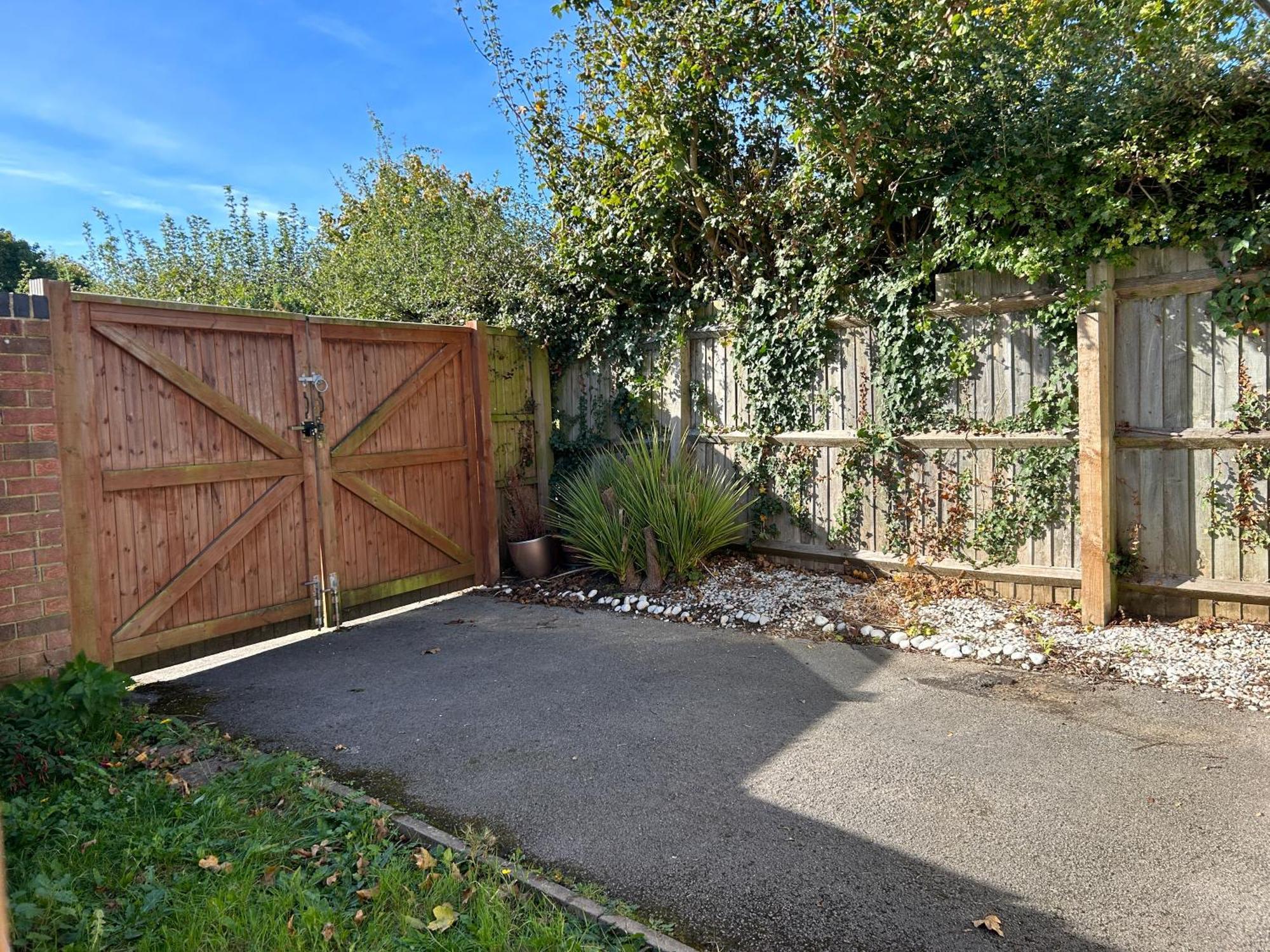 Stylish 1 Bedroom Flat With Parking In *