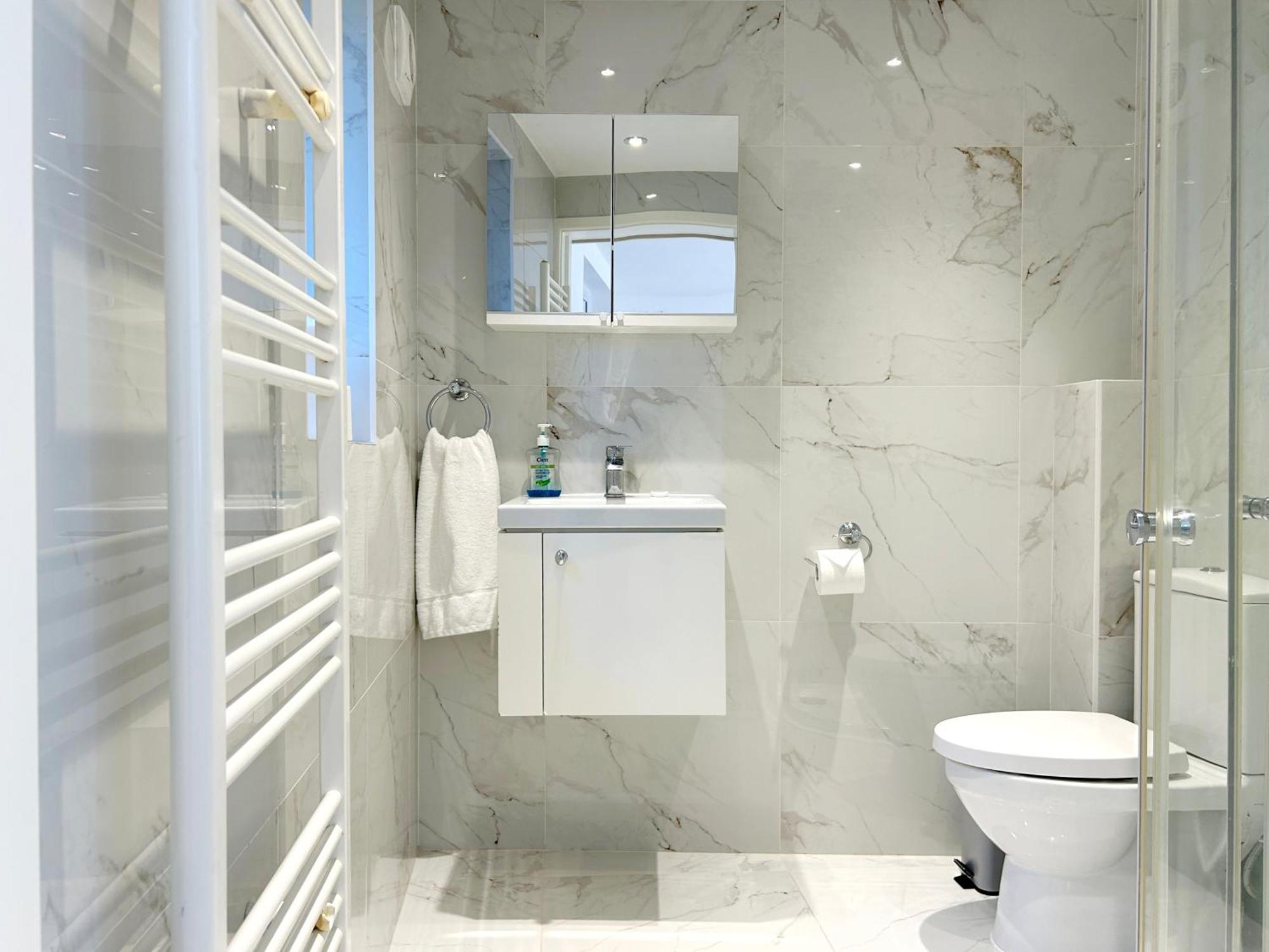 Stylish 1 Bedroom Flat With Parking In Apartment