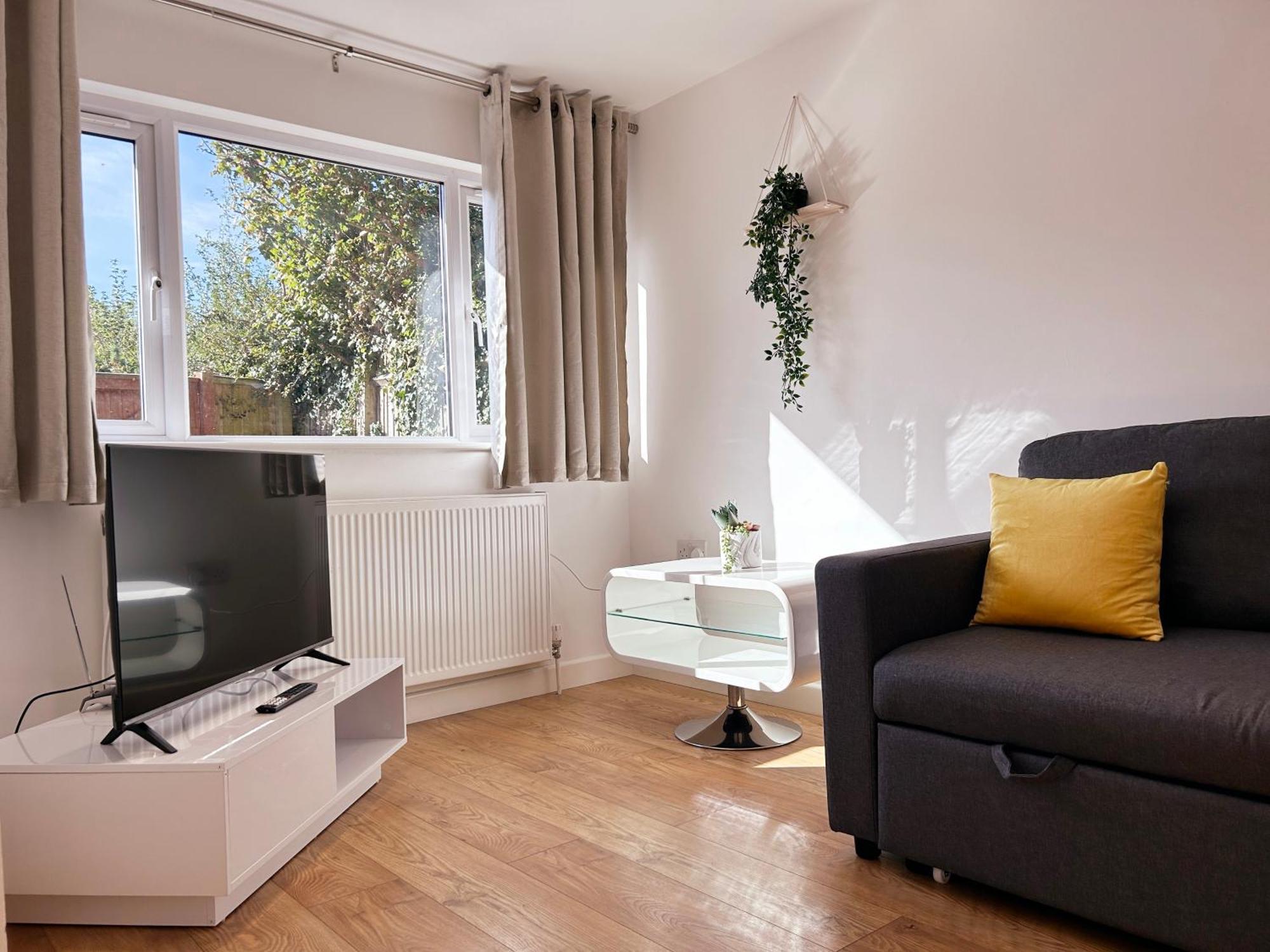 Stylish 1 Bedroom Flat With Parking In