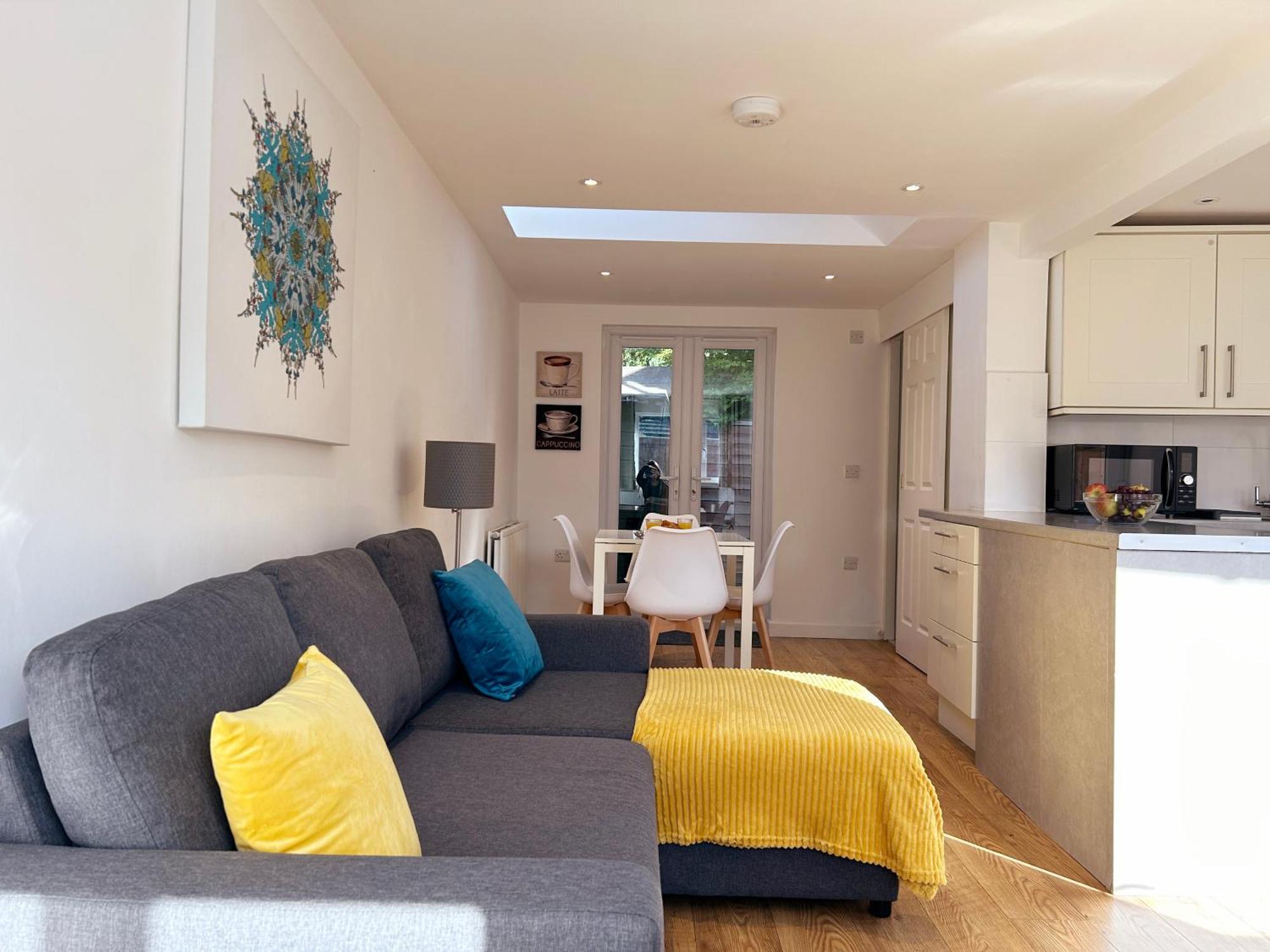 Stylish 1 Bedroom Flat With Parking In Apartment