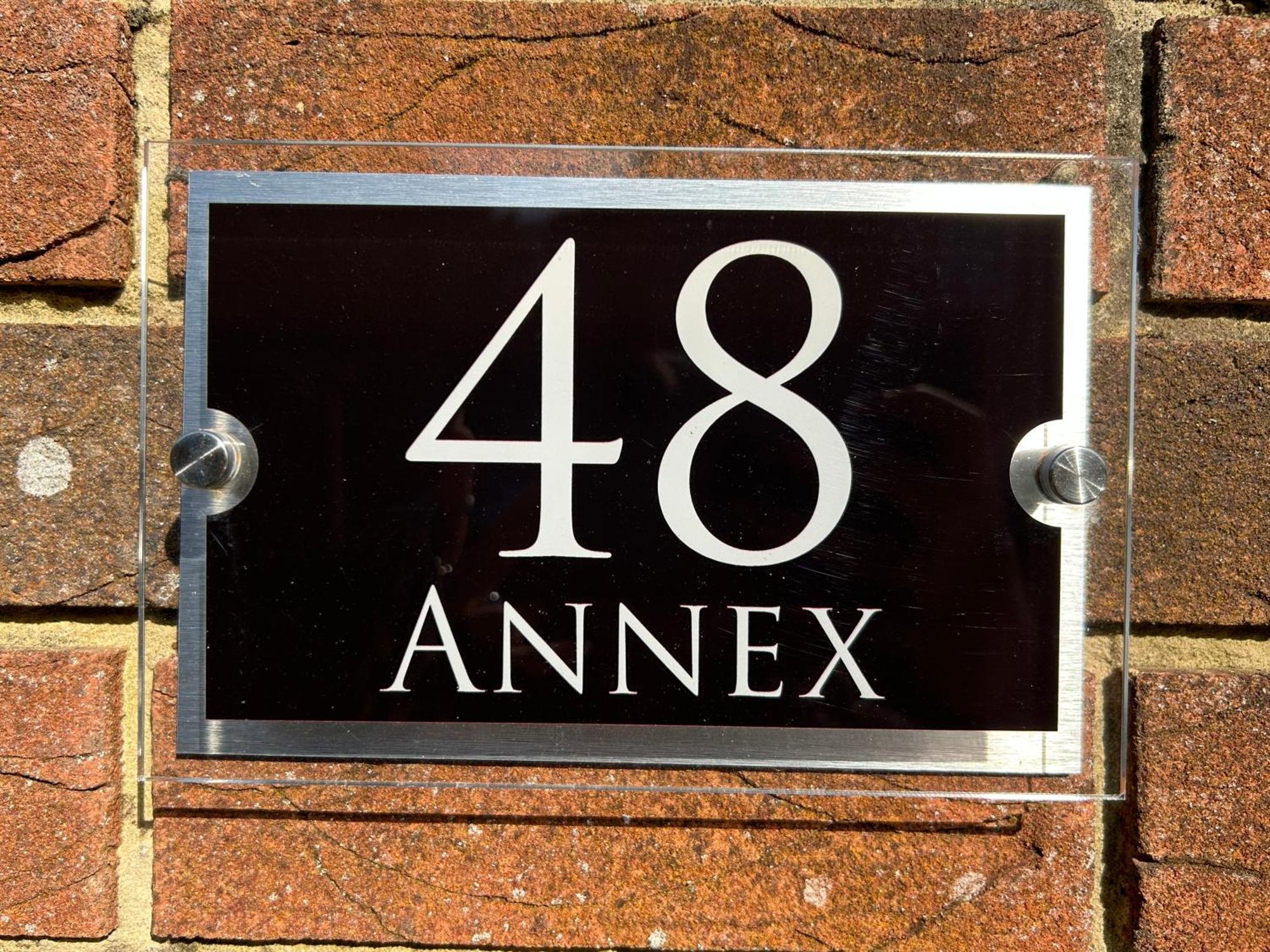 Stylish 1 Bedroom Flat With Parking In Apartment *