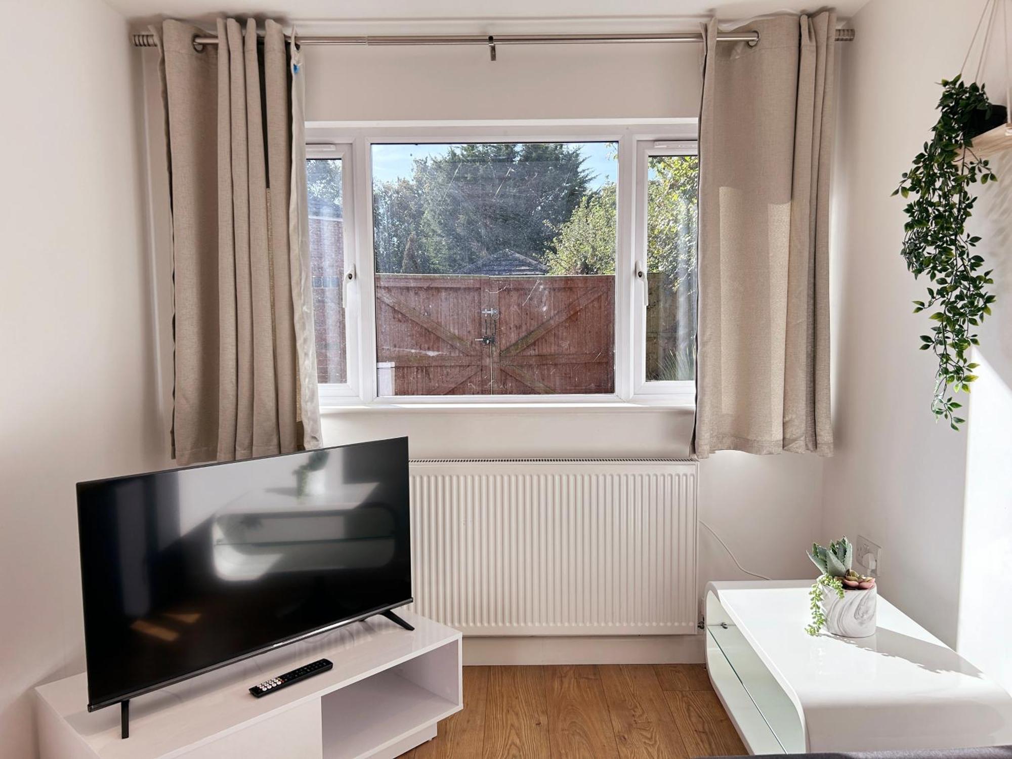 Stylish 1 Bedroom Flat With Parking In *