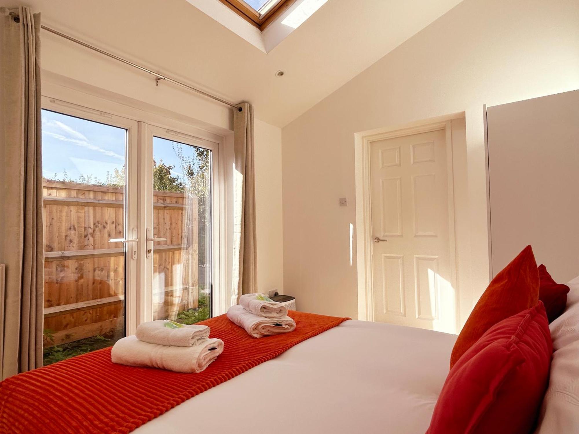 Stylish 1 Bedroom Flat With Parking In Apartment